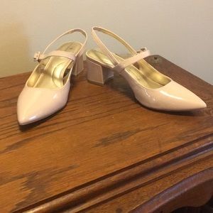 Pretty paten leather sling back